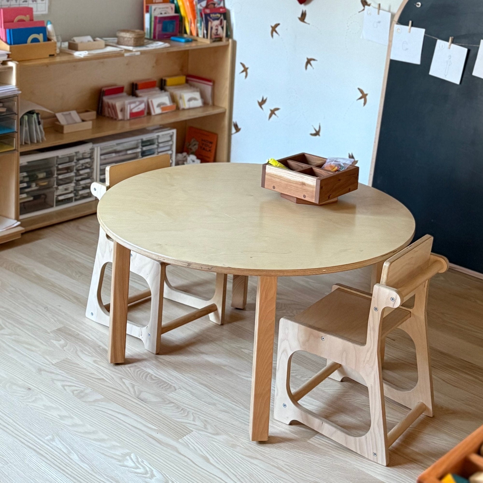 Furniture: Round Table