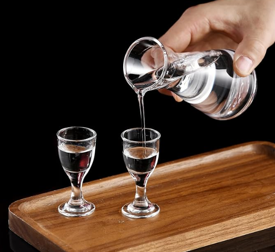 Pitcher: Clear Glass Pouring Carafe