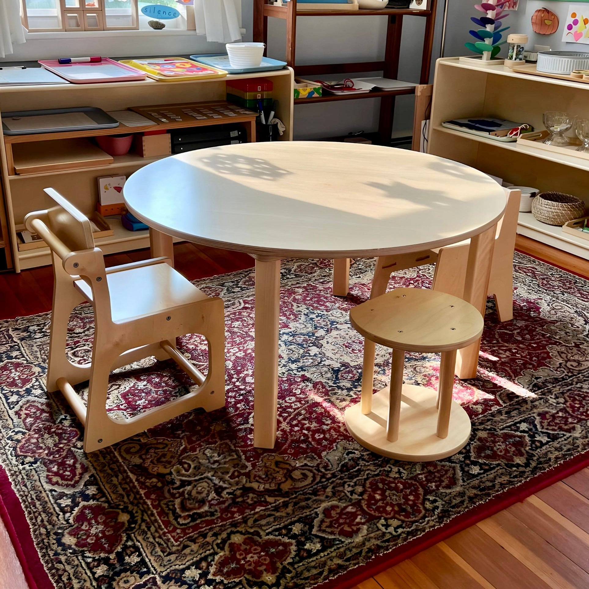 Furniture: Round Table