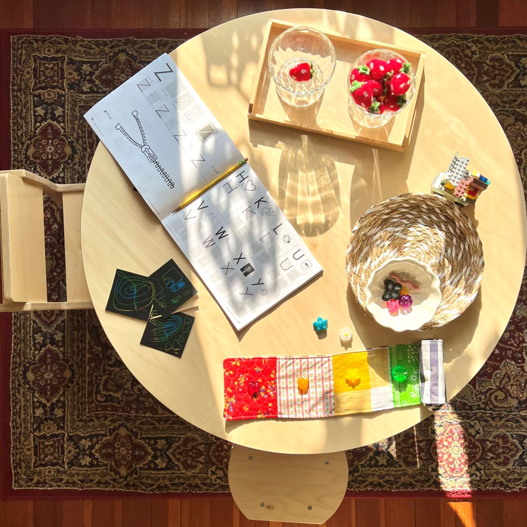 Furniture: Round Table